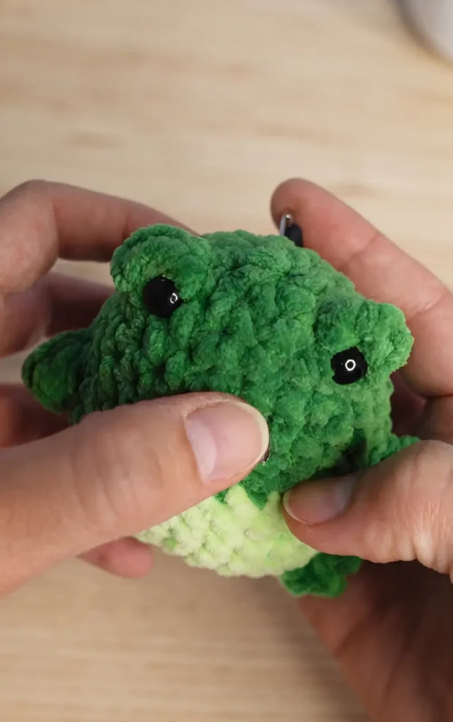 Beginner friendly no sew crochet frog Tutorial