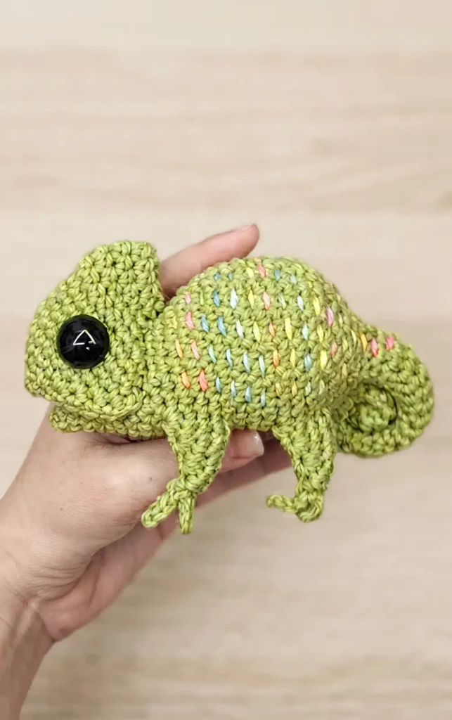 How to crochet a chameleon